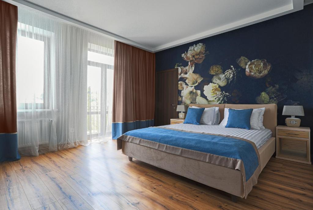 敖德萨Redling Hotel的一间卧室设有一张蓝色墙壁的大床