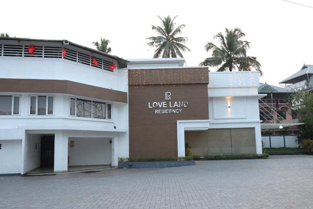 埃尔讷古勒姆Loveland Residency的一座建筑,上面有读书爱护土地的标志