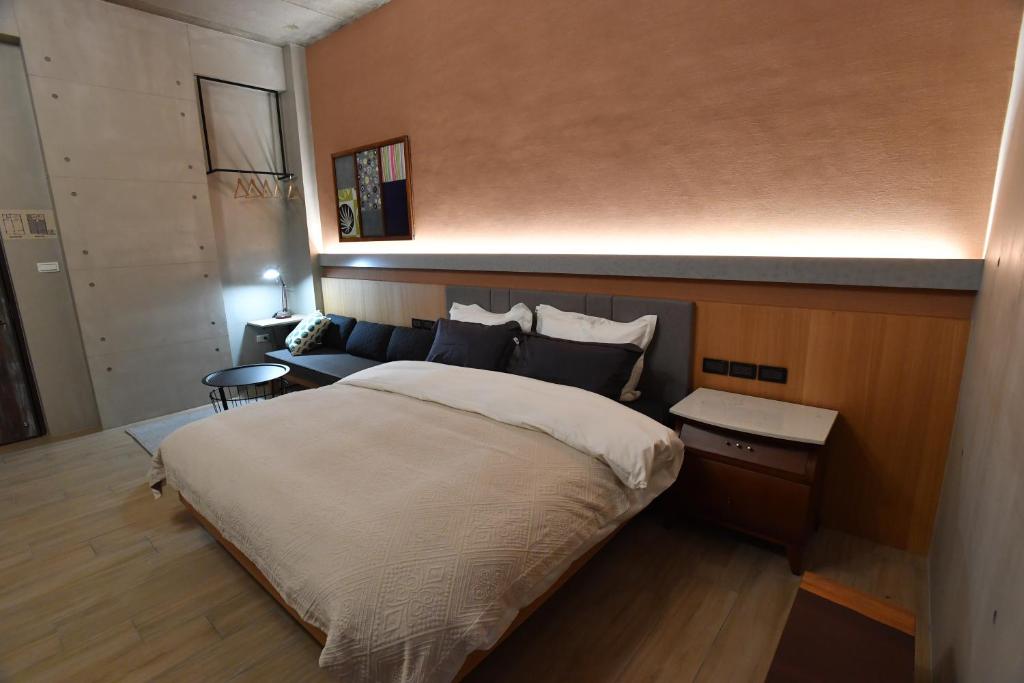 台南傅居52的一间卧室配有一张大床和一张沙发
