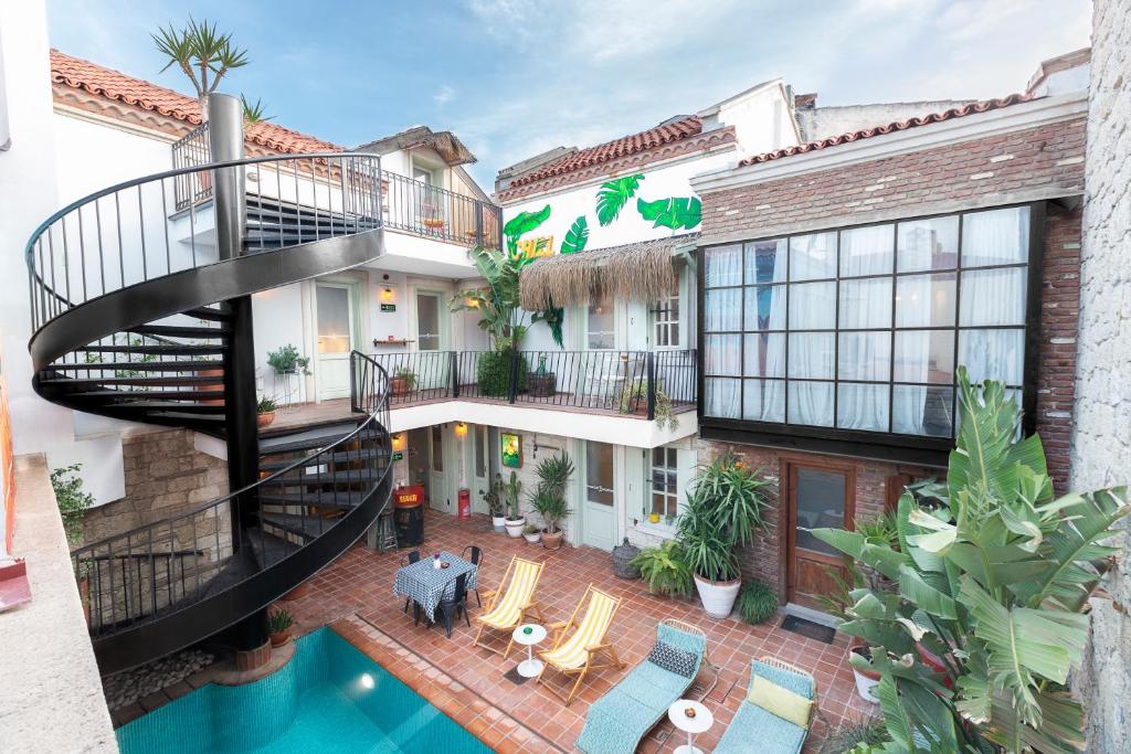 阿拉恰特阿拉卡迪时尚酒店的公寓大楼设有螺旋楼梯和游泳池