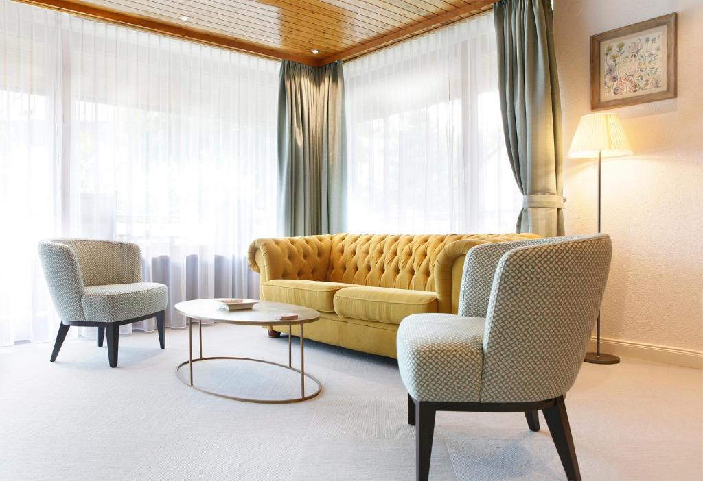 欣特察尔滕Ferienresort am Mattenweg的客厅配有沙发和两把椅子