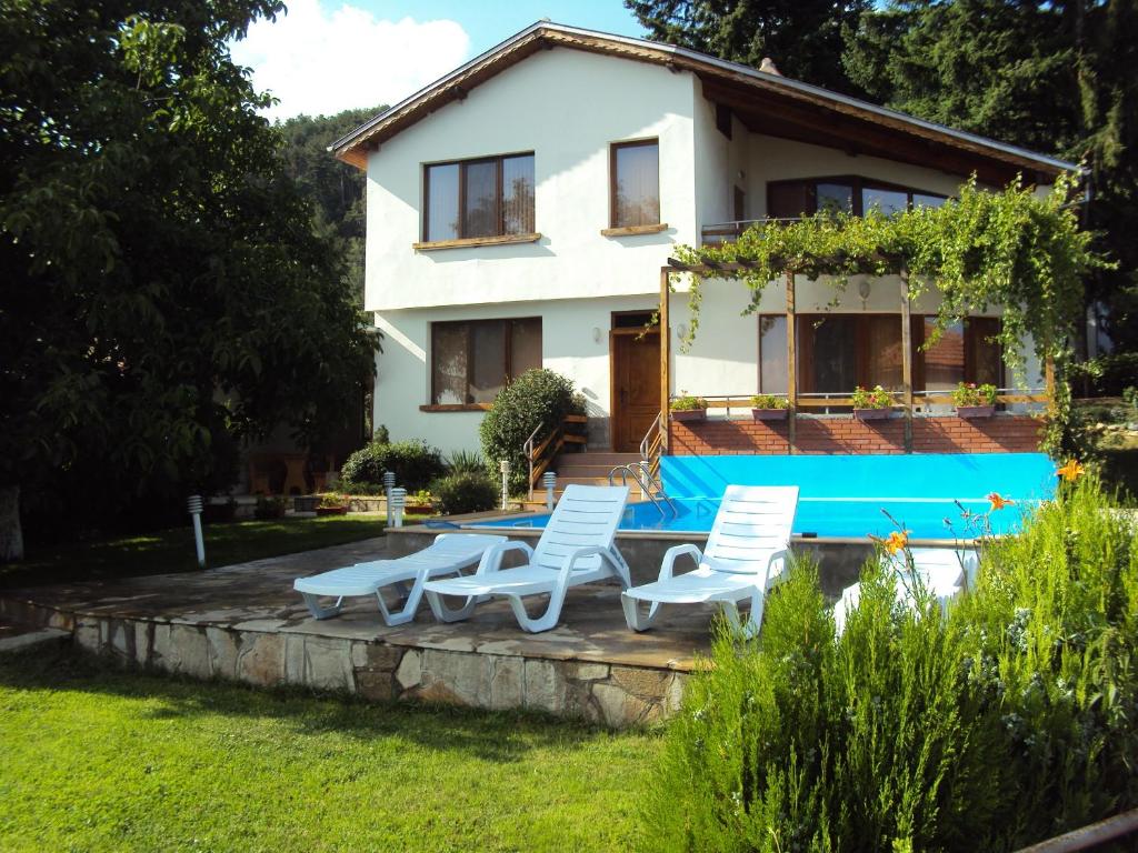 希普卡House Mirlevi的别墅前设有游泳池