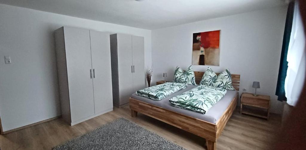 MünzkirchenHortensia 2的一间卧室配有床和白色橱柜