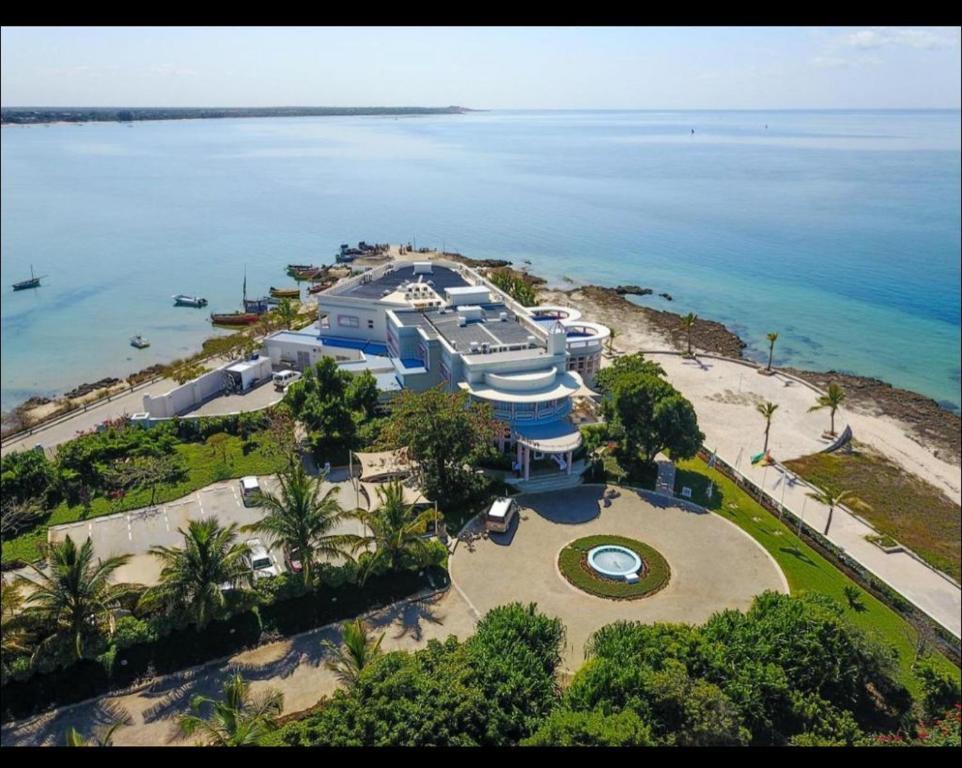 维兰库卢什唐娜安娜酒店的海滩上一座大房子的空中景色