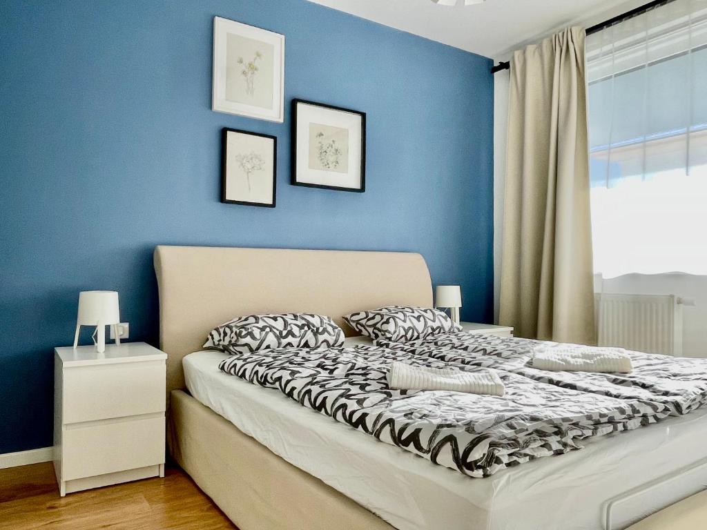 布拉迪斯拉发Historical Beer - Stein的一间卧室拥有蓝色的墙壁,配有一张带枕头的床。