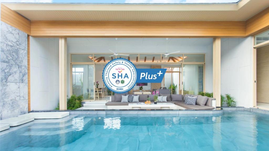 卡马拉海滩Himmapana Villas - SHA Extra Plus的酒店游泳池的标志是阅读了海豹+