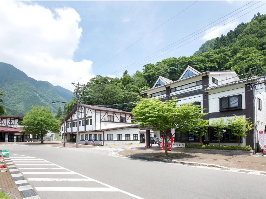 立山町Tateyama Kurobe Alpine Route Senjuso 立山黒部アルペンルート千寿荘的一条空荡荡的街道