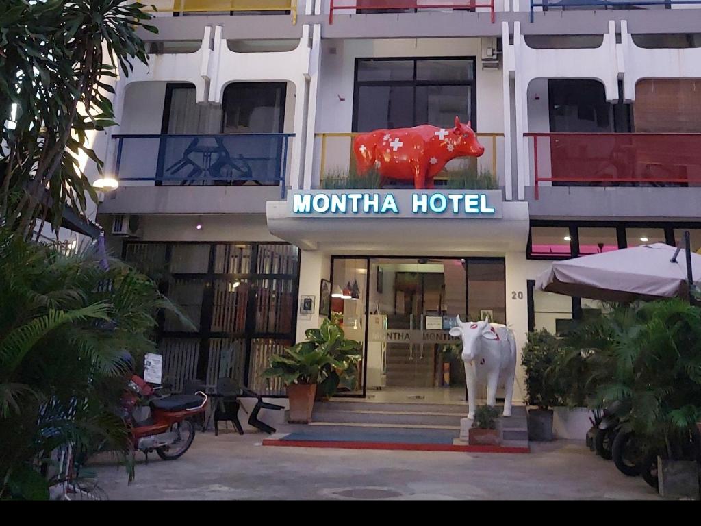清迈蒙塔酒店的前面有牛雕像的酒店