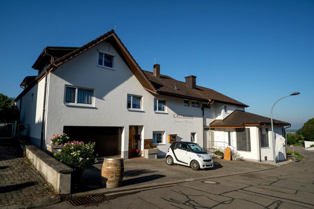 巴特贝林根KALLMANN Gästehaus的停在房子前面的白色汽车