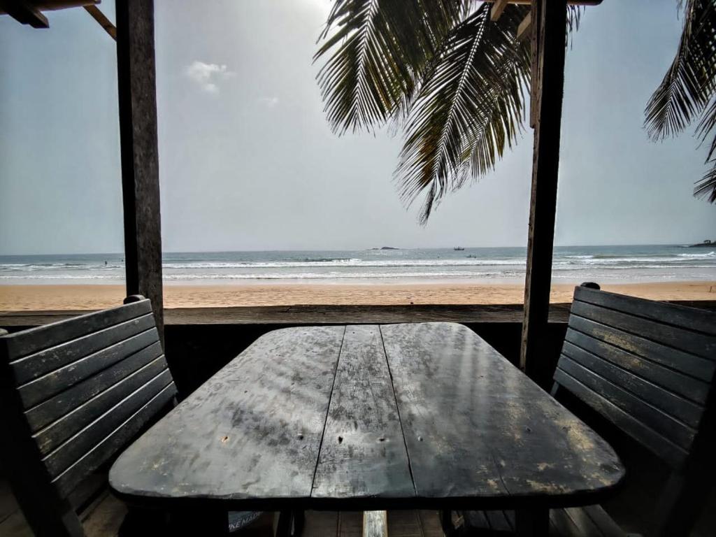 BusuaBusua Inn的海滩上的桌子,享有海景