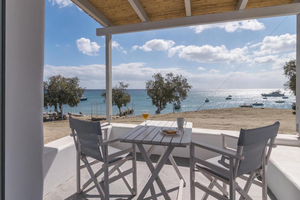 Agia Kiriaki BeachAqua Bay Agia Kyriaki的海滩景阳台配有桌椅