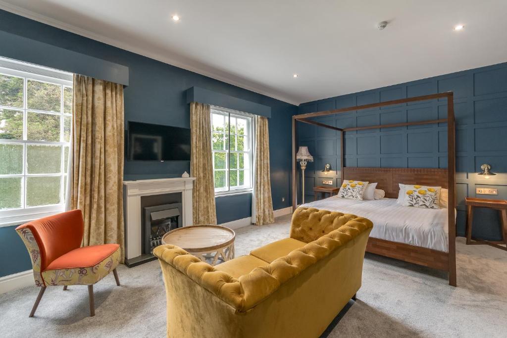 伊夫舍姆The Northwick Arms Hotel的一间卧室配有一张大床和一张沙发