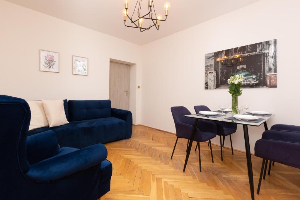 华沙City Center Apartment Elektoralna by Renters的客厅配有蓝色的沙发和桌子