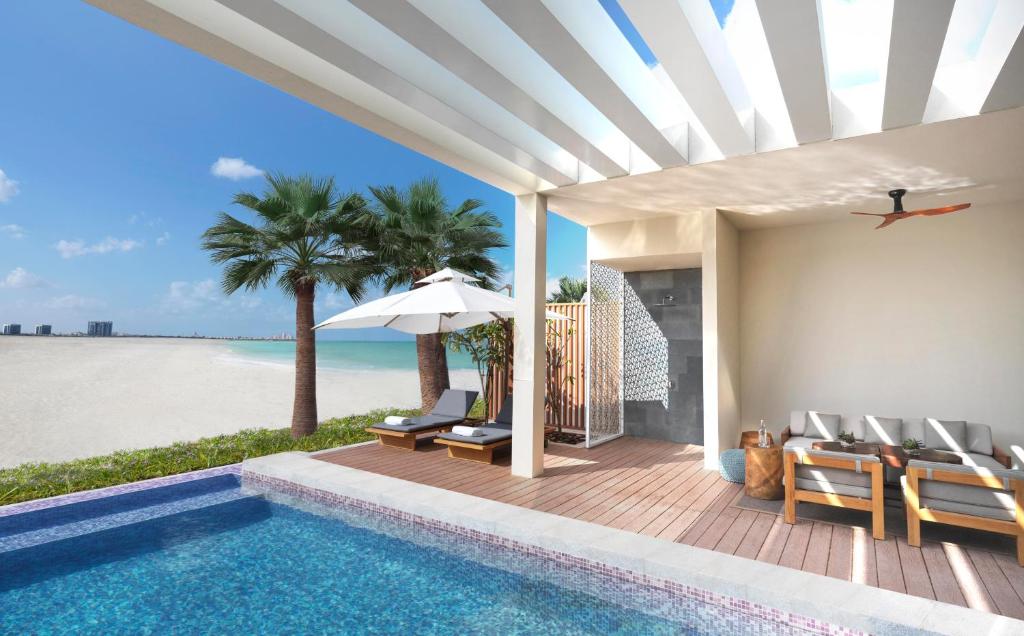 拉斯阿尔卡麦InterContinental Ras Al Khaimah Resort and Spa, an IHG Hotel的海景别墅 - 带游泳池