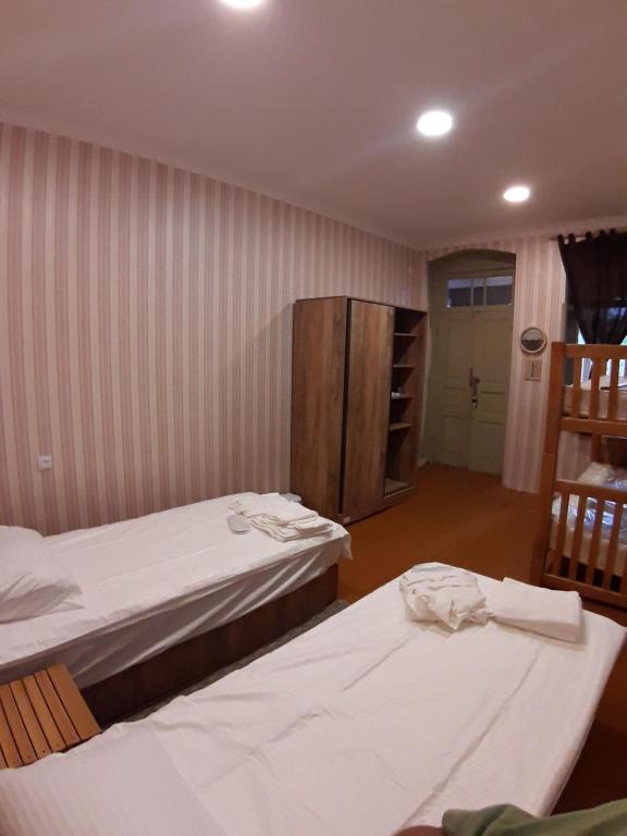 GurjaaniNargizaanta的一间设有两张床的房间和一个橱柜