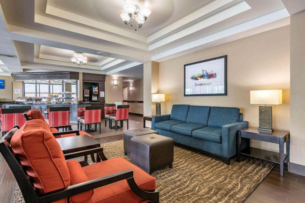 杰克逊维尔贝梅度斯靠近巴特勒大道康福特套房酒店的客厅配有沙发和桌子