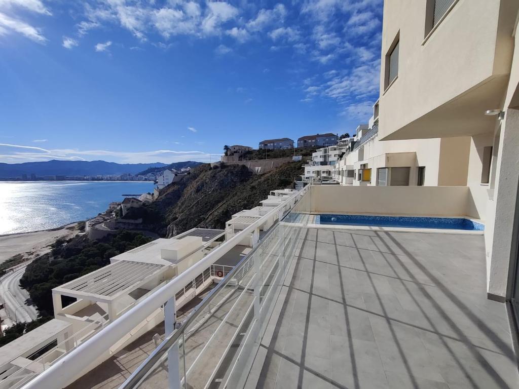 法罗德卡勒拉MONTE AZUL Faro de Cullera的阳台享有俯瞰水面的建筑景致。