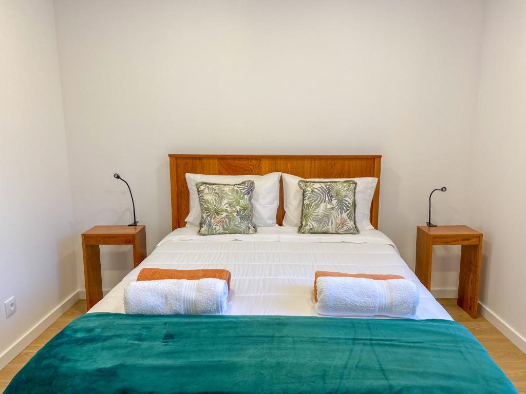 大里贝拉Baía dos Moinhos的一间卧室配有一张带2个床头柜的大床