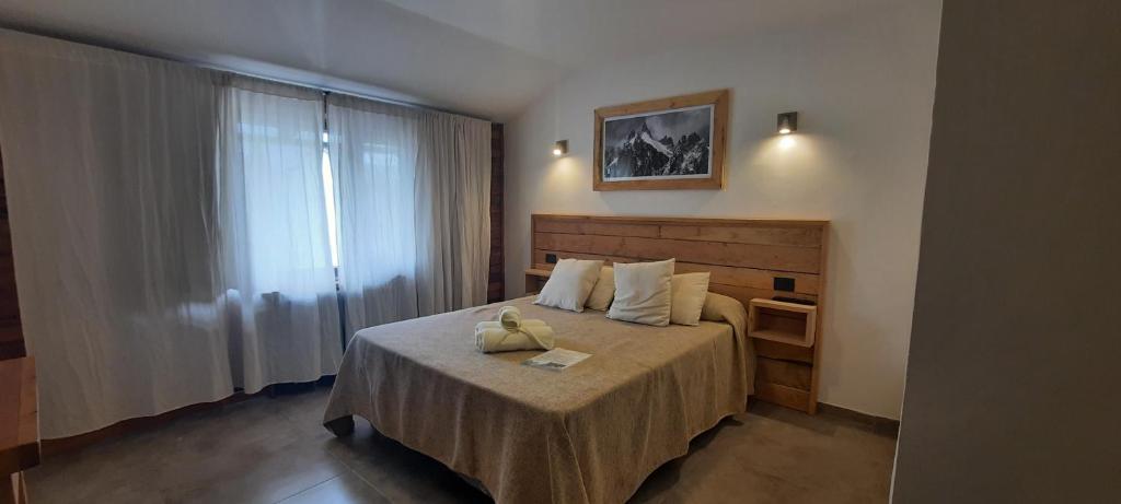 圣卡洛斯-德巴里洛切Huella Andina的酒店客房设有床和窗户。