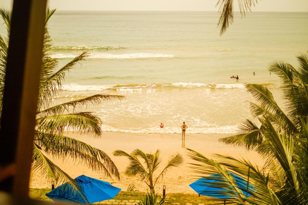 马特勒赛凯普酒店的享有海滩和大海的美景,配有蓝伞