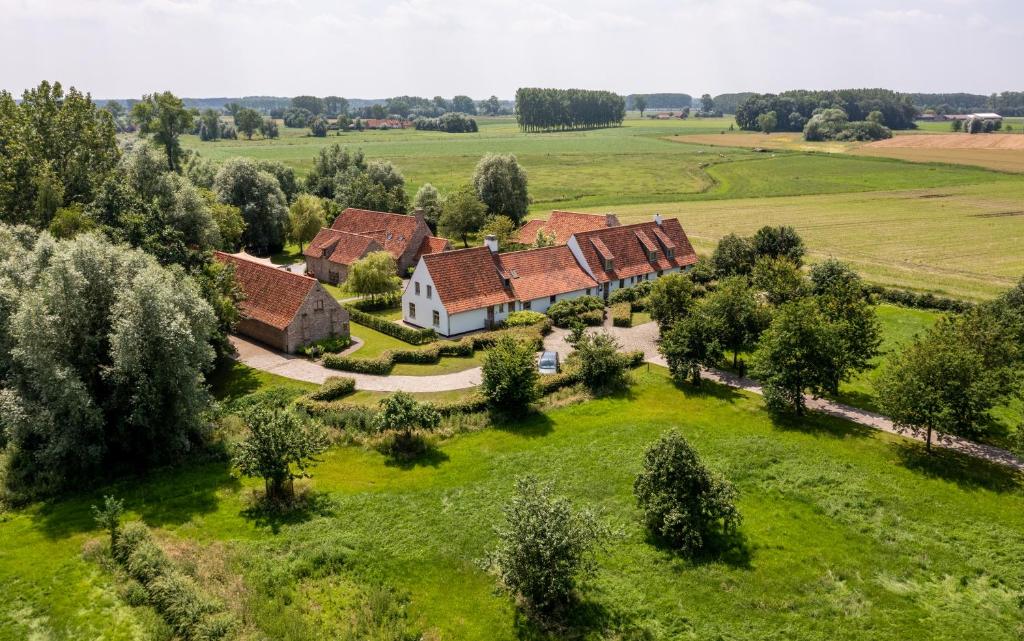 奥斯特坎普Loweide Lodges & Holiday Homes near Bruges的田野房屋的空中景观