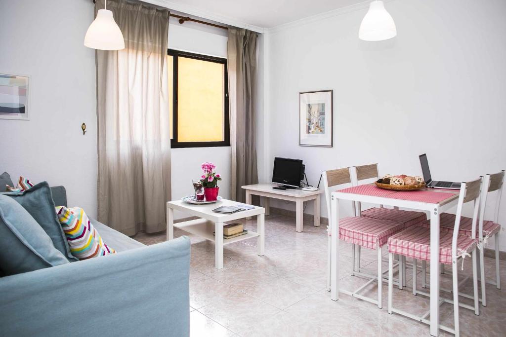 拉拉古纳Confortable vivienda en La Laguna a 5 MIN tranvía的客厅配有桌椅和沙发