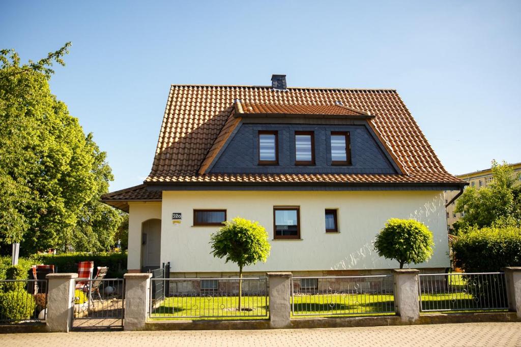巴德塞尔佐根Ferienwohnung Ogger的白色的大房子,设有瓷砖屋顶