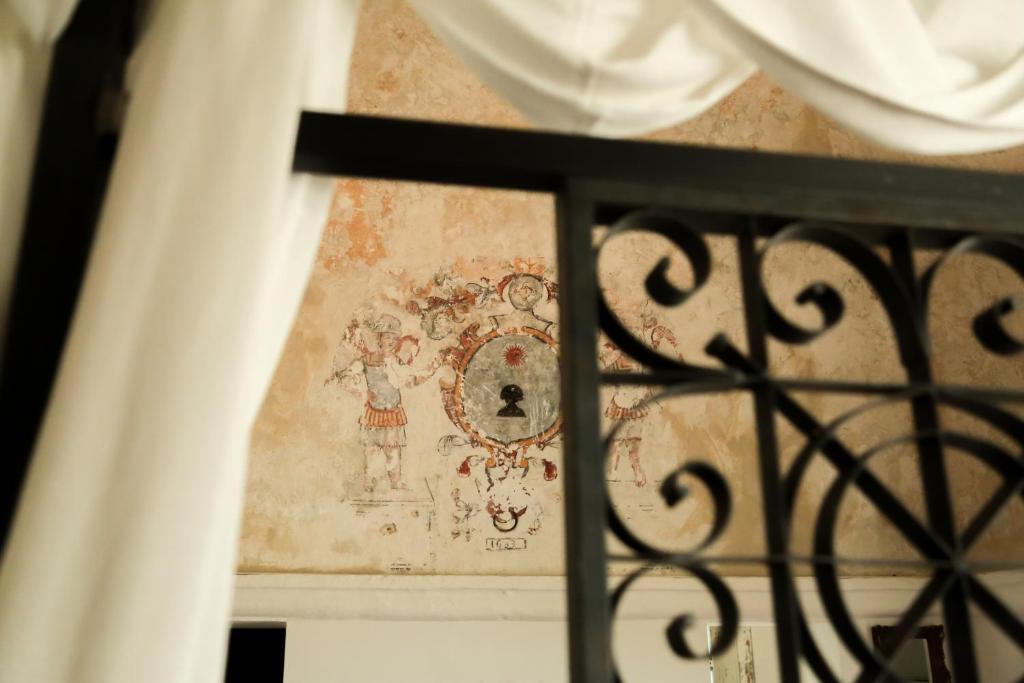 托雷奇安卡Masseria Francescani的墙上画的窗户景