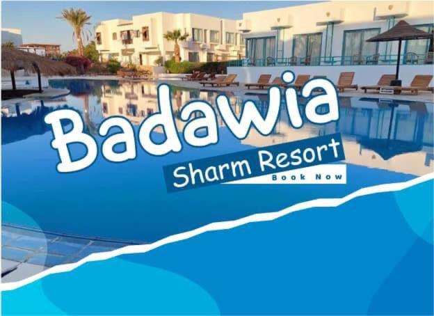 沙姆沙伊赫Badawia Sharm Resort的海滩度假胜地游泳池的标志