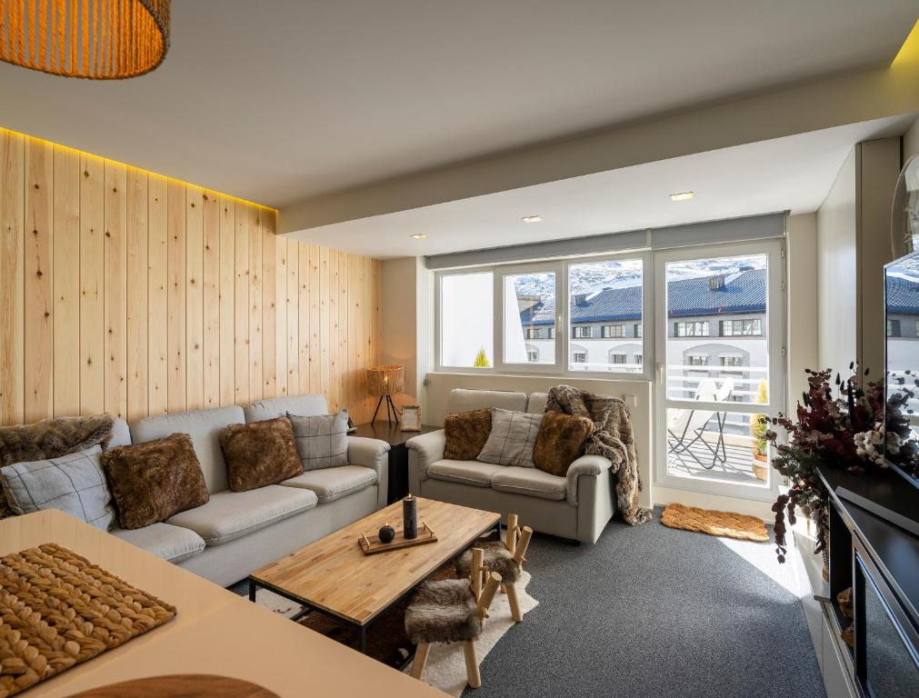 塞拉内华达Snow Home Apartment的客厅配有沙发和桌子