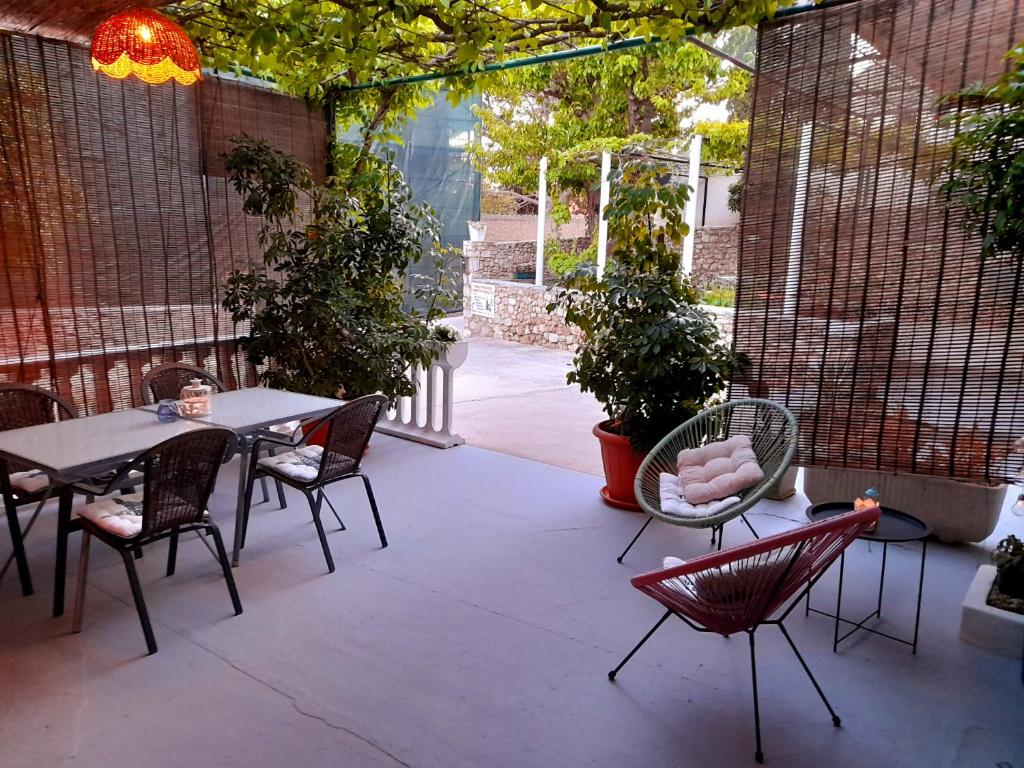 波尔伊万和伊万娜旅馆的庭院里设有桌椅。