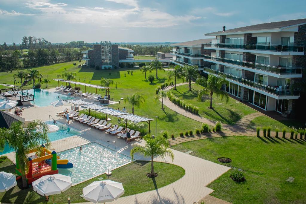 特拉玛斯阿拉佩Altos del Arapey All Inclusive, Golf & Spa的享有带游泳池的度假村的空中景致