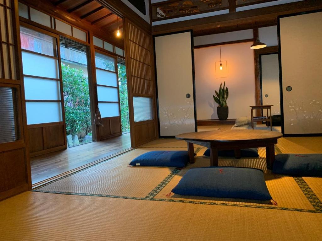 沼津uminca - Vacation STAY 09850v的一间设有桌子和蓝色垫子的客房