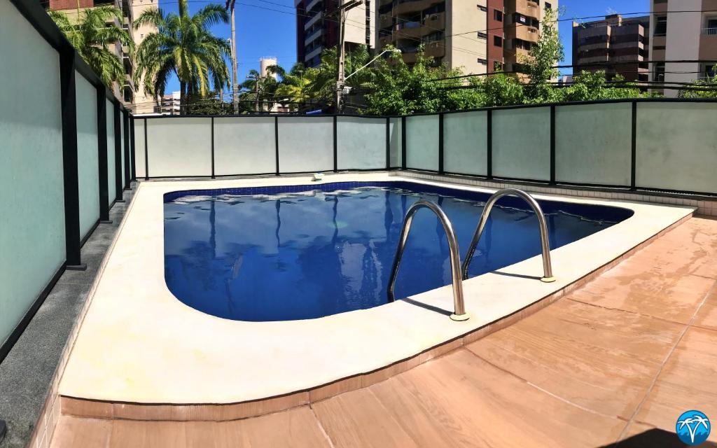 马塞约Vacanze - Golden Place的一座建筑物中央的游泳池