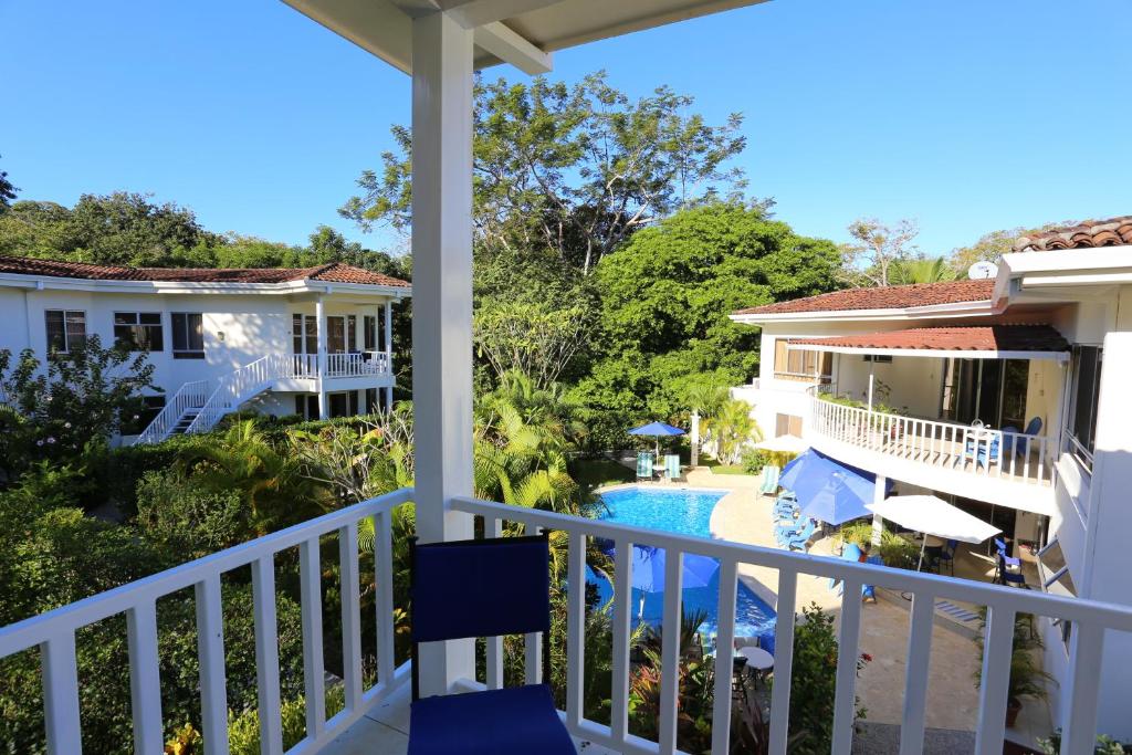 萨玛拉The Hideaway Hotel的从房子的阳台上可欣赏到游泳池的景色