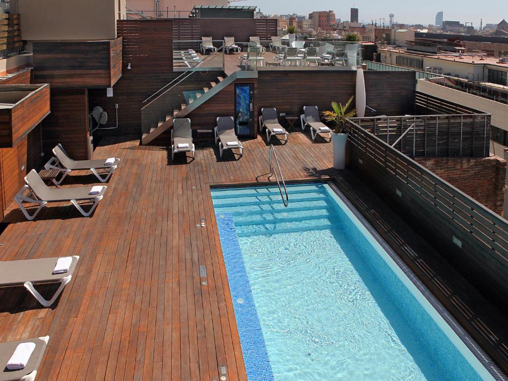 巴塞罗那列奥酒店的建筑物屋顶上的游泳池