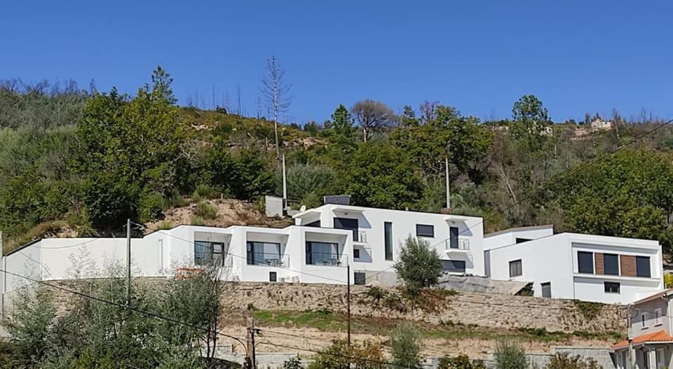 São Sebastião da FeiraOlhar Sobre o Alva - Turismo Rural e Sabores的山顶上的白色房子