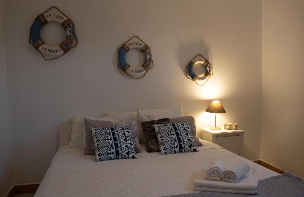 PerafitaPorto Smart Apartments- airport的一间卧室配有一张带枕头的床,墙上设有镜子
