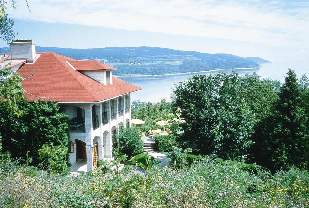 拉马巴耶奥伯格德斯法拉赛斯酒店的一座享有湖景的山丘房屋
