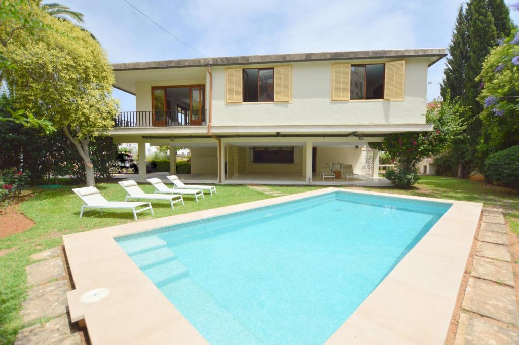 马略卡岛帕尔马Villa Palma的别墅前设有游泳池