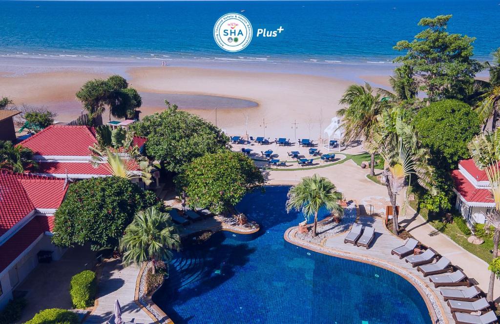 华欣Wora Bura Hua Hin Resort & Spa - SHA Extra Plus的享有海滩度假村的空中景致