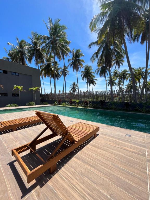 佩德拉斯港Patacho Beach - Milagres - Rota Ecológica的棕榈树游泳池旁的躺椅
