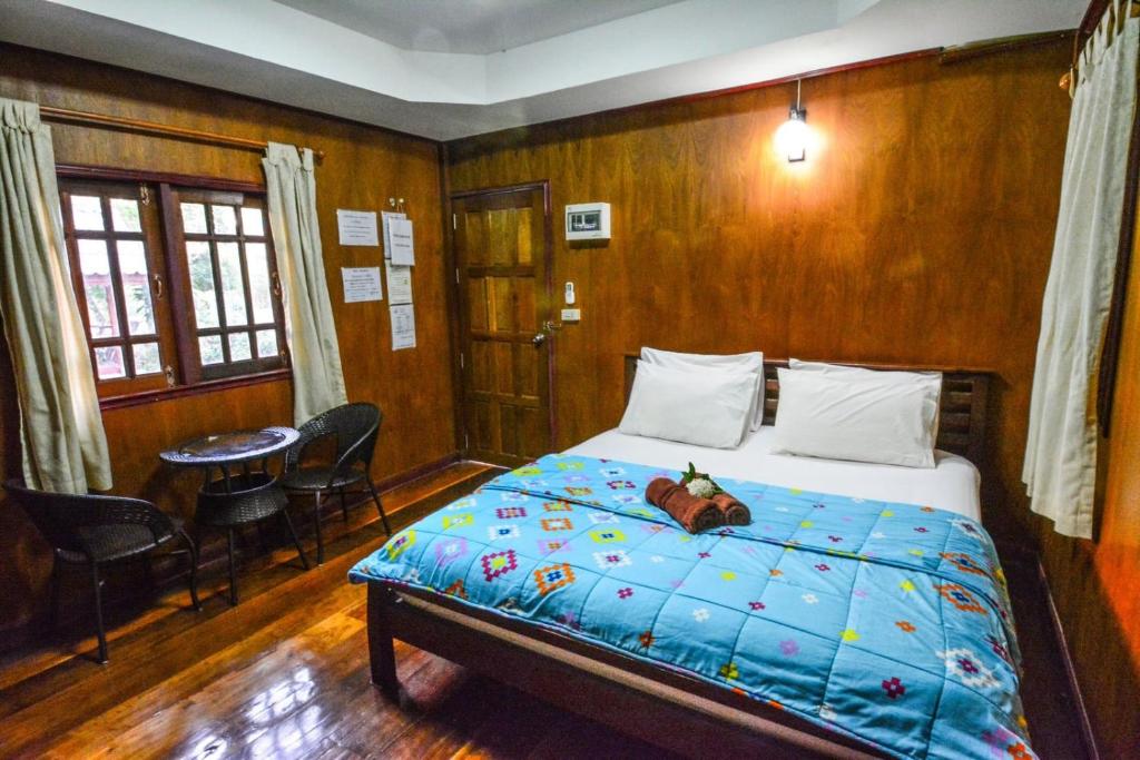 巴真府巴真府普鲁科萨度假村的一间卧室,床上有泰迪熊