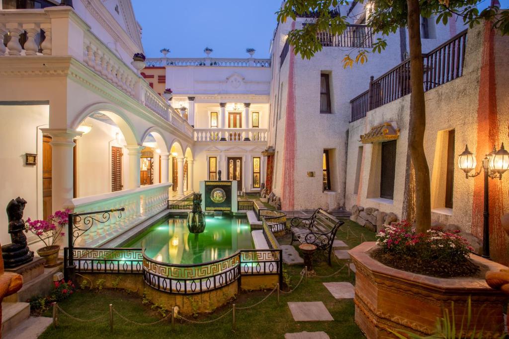 加德满都Baber Mahal Vilas - The Heritage Hotel的一座建筑中间带喷泉的庭院
