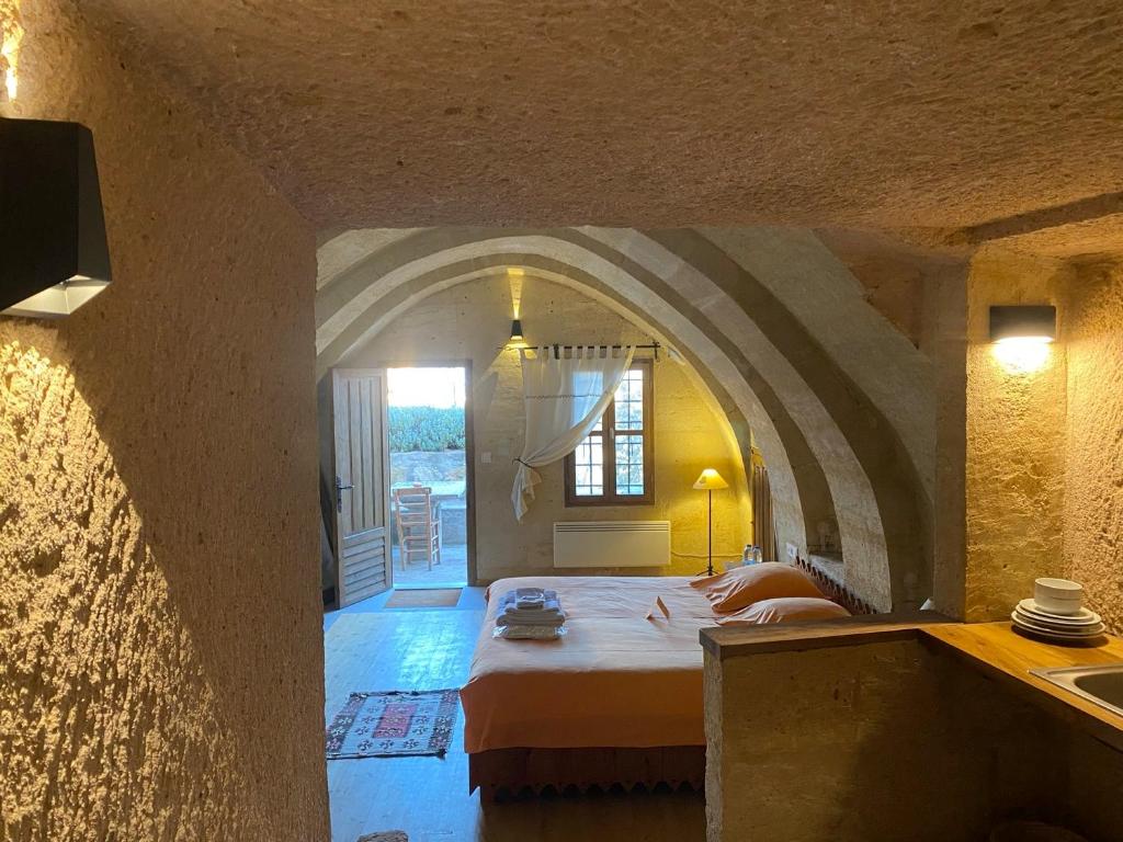 乌奇希萨尔卡帕多切城堡酒店的一间卧室,卧室内配有一张大床