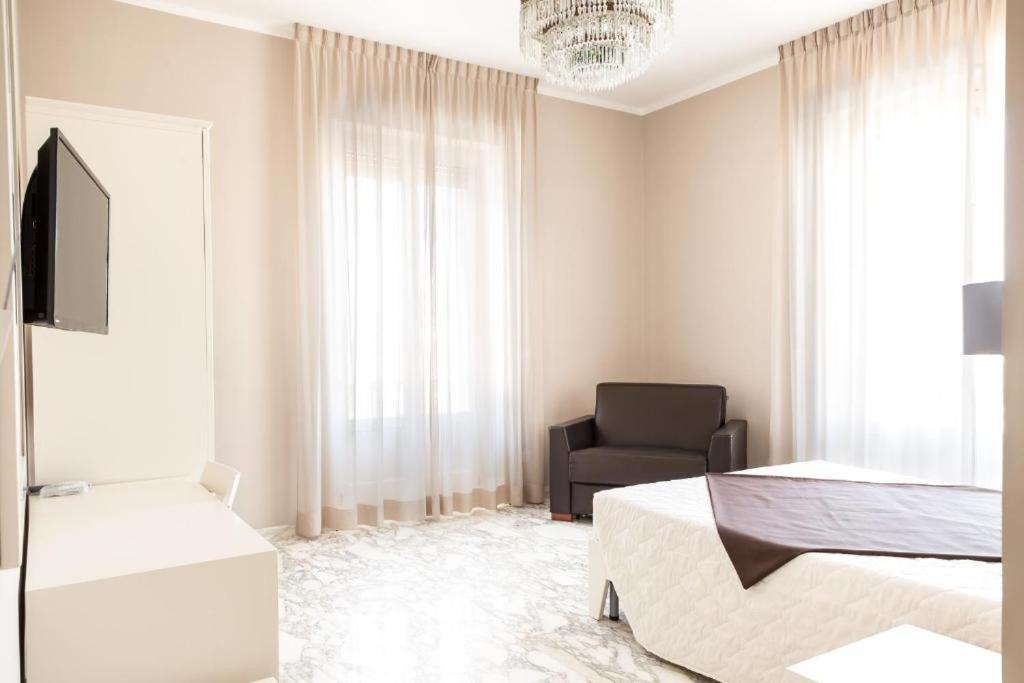 加利波利Faro Bianco Gallipoli - Suites & Apartments的白色卧室配有床和椅子
