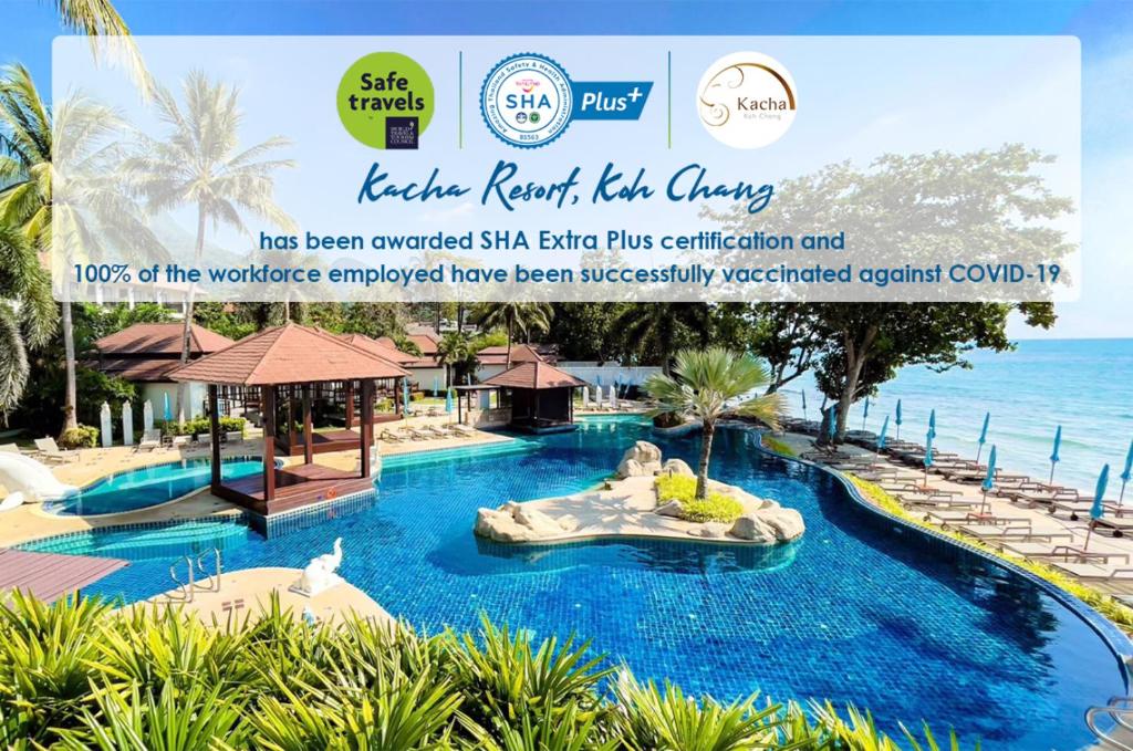 象岛Kacha Resort & Spa, Koh Chang - SHA Extra Plus的度假村内一片蓝水