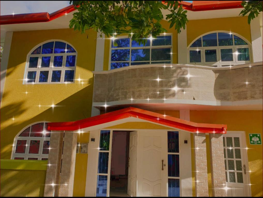 FuvahmulahHedheykuri Residence Fuvahmulah的灯火映出房子的模型
