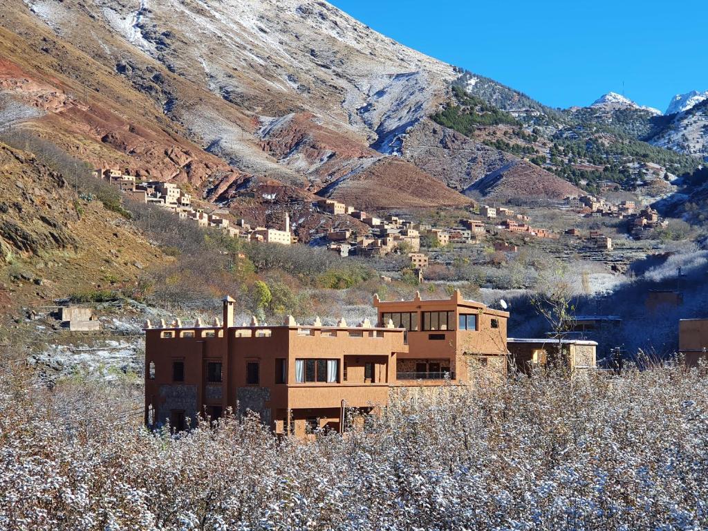 伊姆利尔Dar Assarou - Toubkal National Park Lodge的山中一座建筑