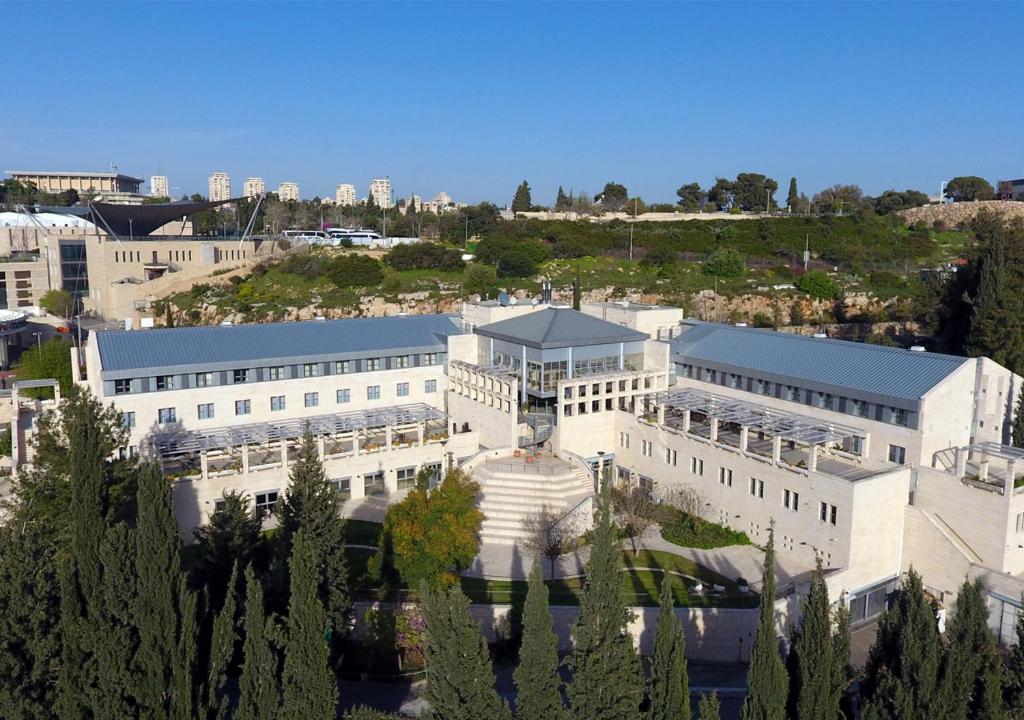 耶路撒冷HI拉宾 - 耶路撒冷旅舍的享有白色大建筑的空中景致